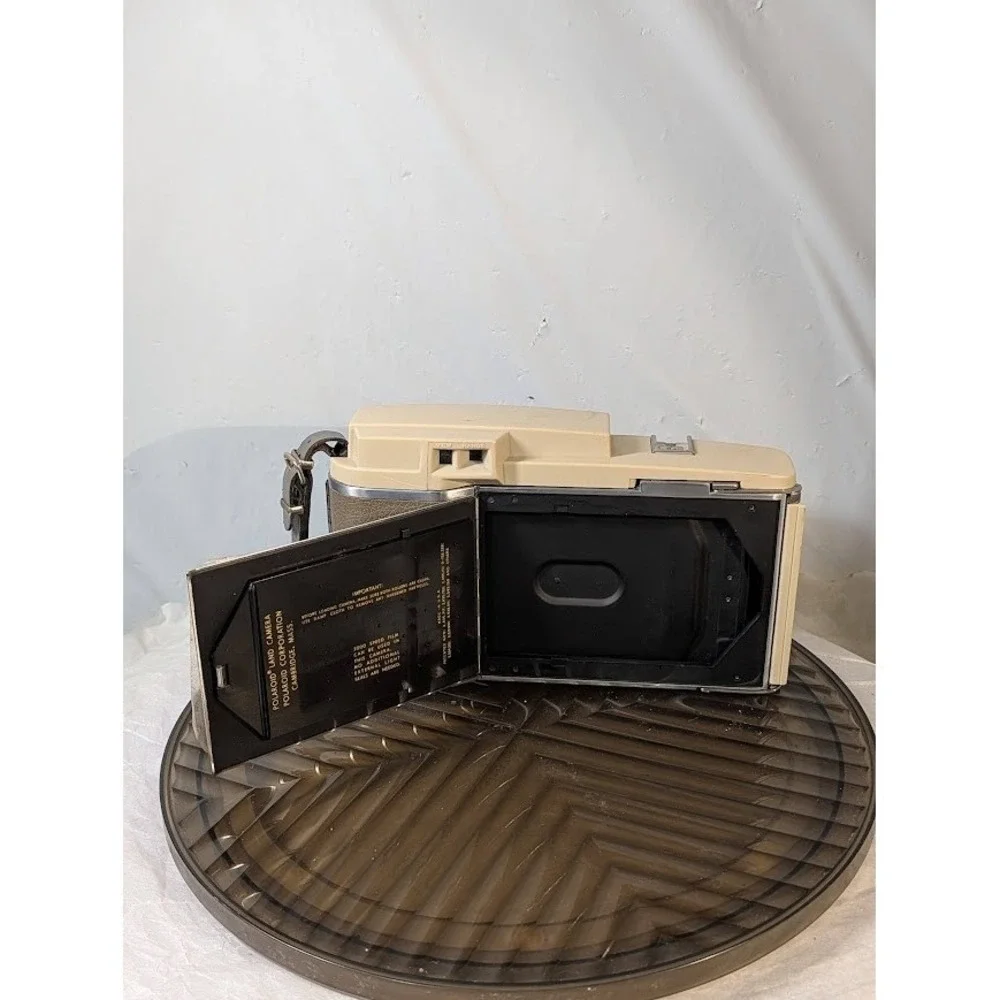 Vintage Polaroid Land Camera Model 800 Folding Instant Camera Tan Brown‎ Retro